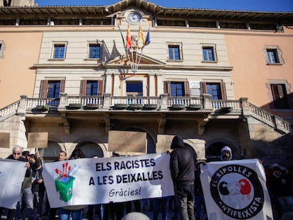 Manifestación en la plaza de Ayuntamiento de Ripoll para reivindicar el derecho al empadronamiento de inmigrantes.