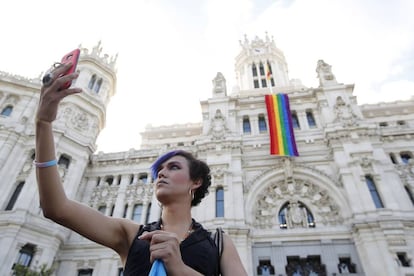 La fachada del Ayuntamiento de Madrid luce la bandera del orgullo gay.