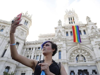 La fachada del Ayuntamiento de Madrid luce la bandera del orgullo gay.