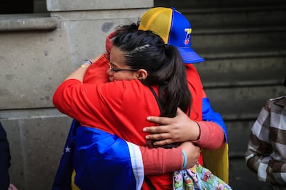 Manifestantes se abrazan durante una manifestancin en contra del presidente Nicols Maduro, en Ciudad de Mxico. 

