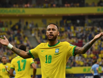 Neymar celebra gol contra o Uruguai pelas eliminatórias da Copa do Mundo da América do Sul, na Arena Amazônia, em Manaus.