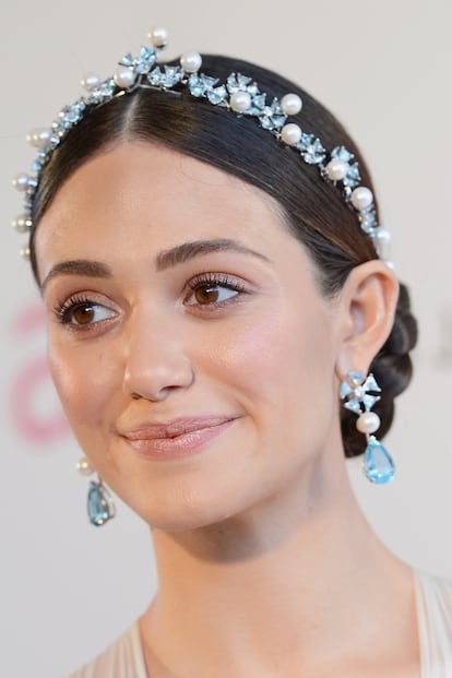 Princesa sin invitación: No acudió a la gala de los Oscar, pero Emmy Rossum acaparó flashes a su paso por la fiesta de Elton John y en la after party de Vanity Fair con esta diadema de perlas y piedras preciosas, a juego con sus pendientes.