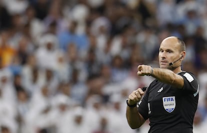 El árbitro español Antonio Mateu, durante el primer tiempo del Países Bajos - Argentina. 