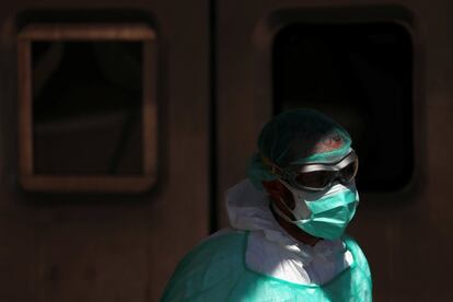 Un trabajador sanitario, en la entrada del hospital 12 de Octubre de Madrid.