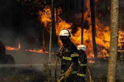 Un bombero durante las labores de extinción del incendio en Soutelo, Portugal, este lunes.