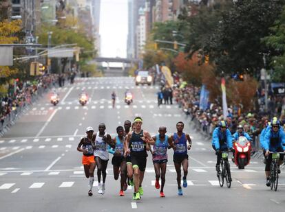 Los líderes de la División Profesional encabezan la carrera durante el Maratón de Nueva York, el 5 de noviembre de 2017.