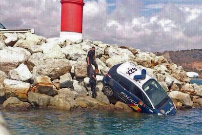 The police car, which plunged into the sea at the Barcelona port.