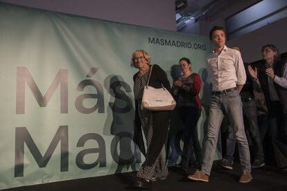 La noche electoral pintó en las caras de Carmena y Errejón la decepción que provocan las victorias amargas. La exalcaldesa ganó las elecciones. Más Madrid fue en la capital el partido más votado (con más de 500.000 votos), pero la suma de asientos de PP, Cs y el partido de extrema derecha Vox amenazaba con arruinaba su plan de revalidar cuatro años al frente del Ayuntamiento. Lo mismo le pasó a Errejón en la Comunidad. La suma de PSOE, Más Madrid y Podemos no fue suficiente para hacer una coalición en el Gobierno regional que terminase con más de dos décadas de hegemonía del PP.