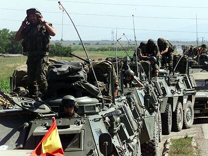Un convoy del Ejército español en Kosovo, durante unas maniobras realizadas a mediados de 1999.