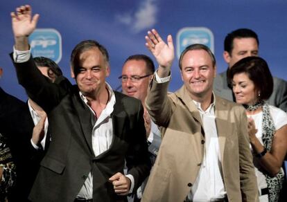 El vicesecretario de Comunicación del PP, Esteban González Pons, acompañado del presidente del PPCV, Alberto Fabra