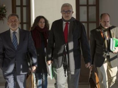 El consejero de Economía, José Sánchez Maldonado (en el centro) con parte de su equipo, en el Parlamento.