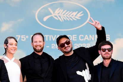 El director Kiril Serébrennikov, con gorra, junto a los actores Alyona Mikhailova, Odin Lund Biro y Filipp Avdeev en la sesión de gala de 'La esposa de Chaikovski'.