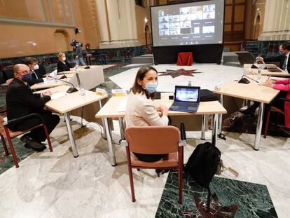 La ministra de Industria, Comercio y Turismo, Reyes Maroto (centro), preside la Mesa de la Automoción, en Zaragoza, este lunes. 