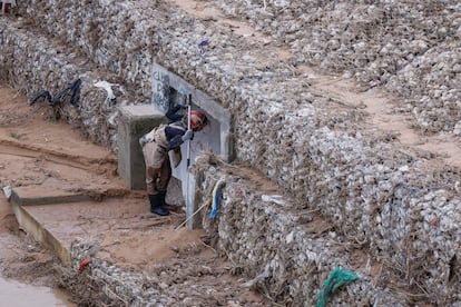 Un miembro de la Unidad Militar de Emergencia realiza tareas de búsqueda en el barranco del Poyo, el viernes.