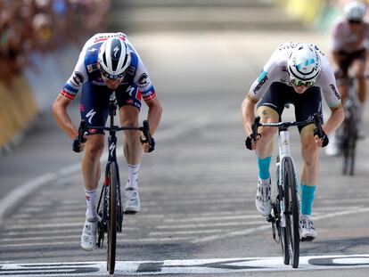 Matej Mohoric y Kasper Asgreen al momento de cruzar la linea de meta de la 19ª etapa del Tour de Francia.