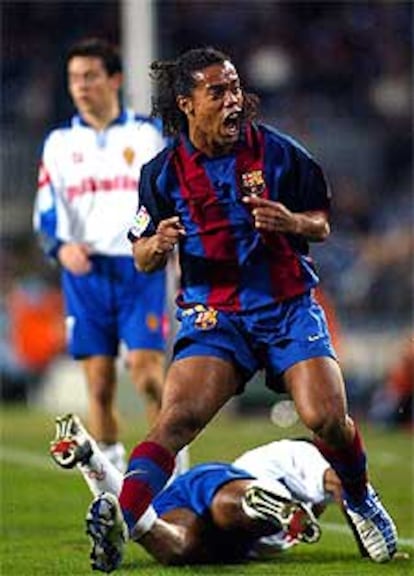 Ronaldinho protesta tras una jugada.
