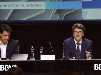 Rafael Doménech, responsable de Análisis Macroeconómico, Jorge Sicilia, director de BBVA Research, y Miguel Cardoso, economista jefe de España y Portugal, el martes en la presentación en Madrid del informe Situtación España