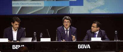 Rafael Doménech, responsable de Análisis Macroeconómico, Jorge Sicilia, director de BBVA Research, y Miguel Cardoso, economista jefe de España y Portugal, el martes en la presentación en Madrid del informe Situtación España