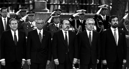 De izquierda a derecha, Jerónimo Saavedra, ministro de Educación; Josep Borrell, ministro de Obras Públicas; Pedro Solbes, ministro de Economía; Gustavo Suárez Pertierra, ministro de Defensa; y Juan Alberto Belloch, ministro de Justicia e Interior, en los actos de celebración del Día de la Hispanidad en 1995.