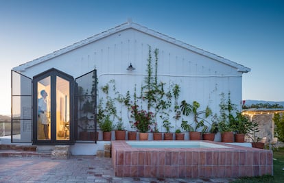 El zaguán, que distribuye hacia las habitaciones de la casa, potencia los materiales nobles: madera y barro.