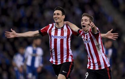 Aduriz i Muniaín celebren el primer gol.