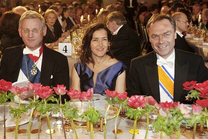 La ministra de cultura, Ángeles González-Sinde, junto a los ministros suecos de Cultura (derecha) y Exteriores, en la cena de gala tras la entrega de los galardones.