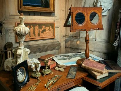 Pequeños muebles auxiliares, objetos decorativos y antigüedades de los siglos XVIII y XIX forman parte del extenso catálogo que ofrece Le Bélier Antiques en El Rastro (Carnero 1, local 5).