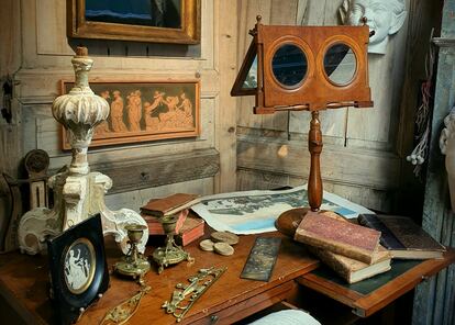 Pequeños muebles auxiliares, objetos decorativos y antigüedades de los siglos XVIII y XIX forman parte del extenso catálogo que ofrece Le Bélier Antiques en El Rastro (Carnero 1, local 5).