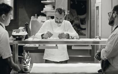 Massimo Bottura retratado en la cocina de su restaurante, Osteria Francescana (Módena), abierto al público en 1995.