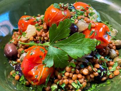 Cómo hacer ensaladas de lentejas: trucos para aligerarlas y dos recetas