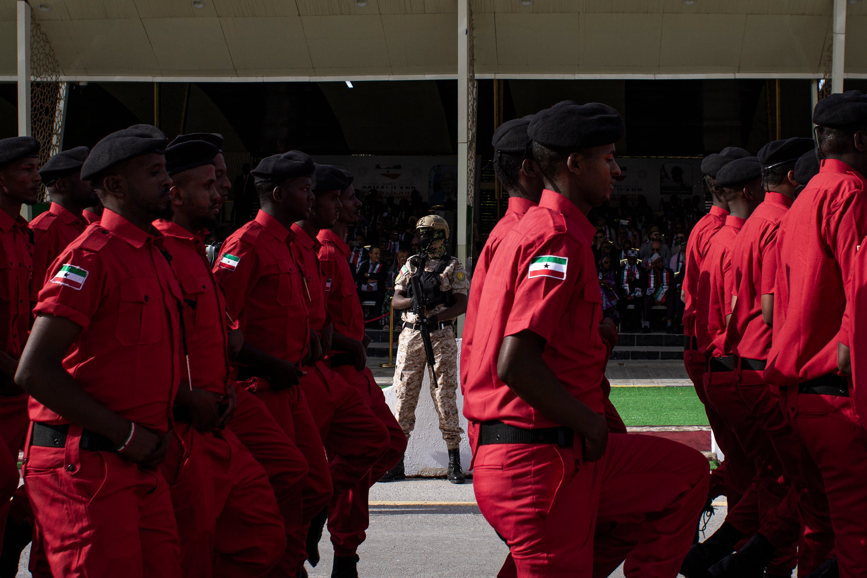 Efectivos del cuerpo de bomberos de Somalilandia desfilan el Día de la Independencia, el 18 de mayo, en Hargeisa.