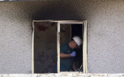 Un Guàrdia Civil investiga en una de les habitacions cremades.