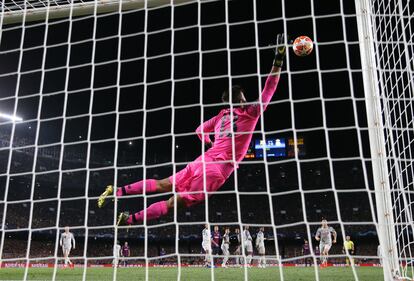 El portero del Liverpool, Alisson Becker, encaja un gol por la escuadra, a disparo de Messi, durante la primera vuelta de la semifinal de la Champions League en el Camp Nou, el 1 de mayo de 2019.