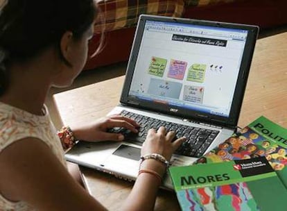 Una alumna se baja materiales de <i>Citizenship</i> colgados en la <i>web </i>de la consejería.