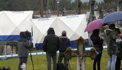 La comitiva judicial colocó unas pantallas para mantener la reserva en las tareas de exhumación. 