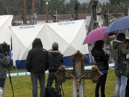 La comitiva judicial colocó unas pantallas para mantener la reserva en las tareas de exhumación.