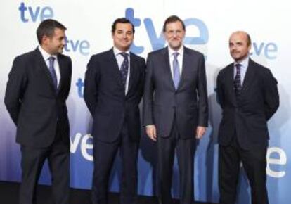 El presidente del Gobierno, Mariano Rajoy (2d), posa junto al director de informativos de TVE; Julio Somoano (i), el presidente de la Corporación RTVE, Leopoldo Gonzalez-Echenique (2i), y el director de RTVE, Ignacio Corrales (d), a su llegada a los estudios Buñuel.