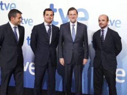 El presidente del Gobierno, Mariano Rajoy (2d), posa junto al director de informativos de TVE; Julio Somoano (i), el presidente de la Corporación RTVE, Leopoldo Gonzalez-Echenique (2i), y el director de RTVE, Ignacio Corrales (d), a su llegada a los estudios Buñuel.