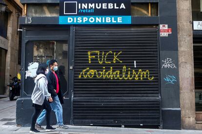 Aspecto de una pintada en un comercio del centro de Barcelona, el pasado lunes.