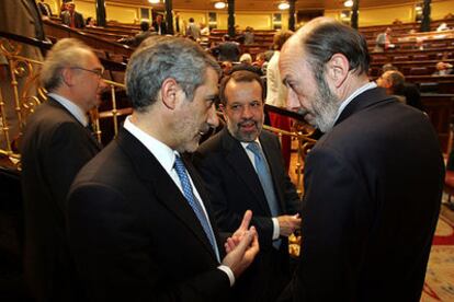 Gaspar Llamazares (izquierda) conversa con Alfredo Pérez Rubalcaba en presencia de Fernández Marugán.