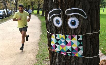 Un hombre practica deporte en un parque de Melbourne (Australia).