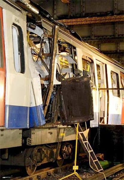 Imagen distribuida por la policía londinense de un convoy de metro destrozado en la estación de Aldgate.