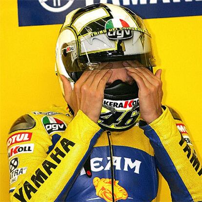 Valentino Rossi se tapa los ojos tras su retirada por un problema mecánico.