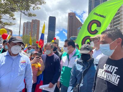 Gustavo Petro, junto a una manifestante, en el centro de Bogotá