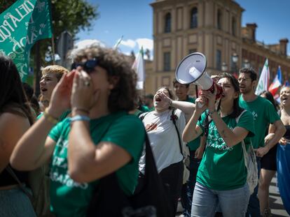 Manifestación en defensa de la enseñanza pública, este martes en Sevilla.
