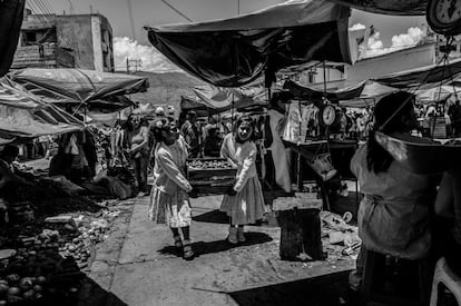 En Perú más de cien mil niñas, entre 14 y 17 años, se dedican al trabajo doméstico, según el registro oficial de la Encuesta Nacional de Hogares (ENHAO). A partir de los 14 años, esta actividad es casi exclusivamente femenina, por debajo de esa edad, la realizan tanto niños como niñas.