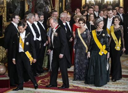 El rey Juan Carlos, la reina Sofía (2-d), el presidente de México, Enrique Peña Nieto (i), su esposa Angélica Rivero (c) y la princesa Letizia (d) a su llegada a la cena de gala.