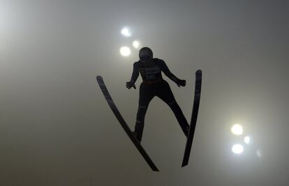 El checo Cestmir Kozisek participa en una prueba del Campeonato Mundial de Salto de Esquí, en Planica (Eslovenia).