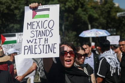 Una manifestante levanta un cartel con la frase "México apoya a Palestina", durante una marcha en Ciudad de México, el pasado 22 de octubre.