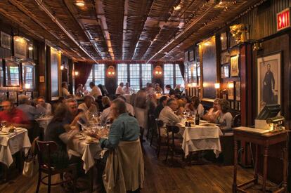 Comensales en el salón Lincoln del restaurante Keen’s Steakhouse, en Nueva York.